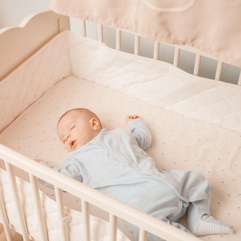 Quand retirer les barreaux du lit de bébé ?