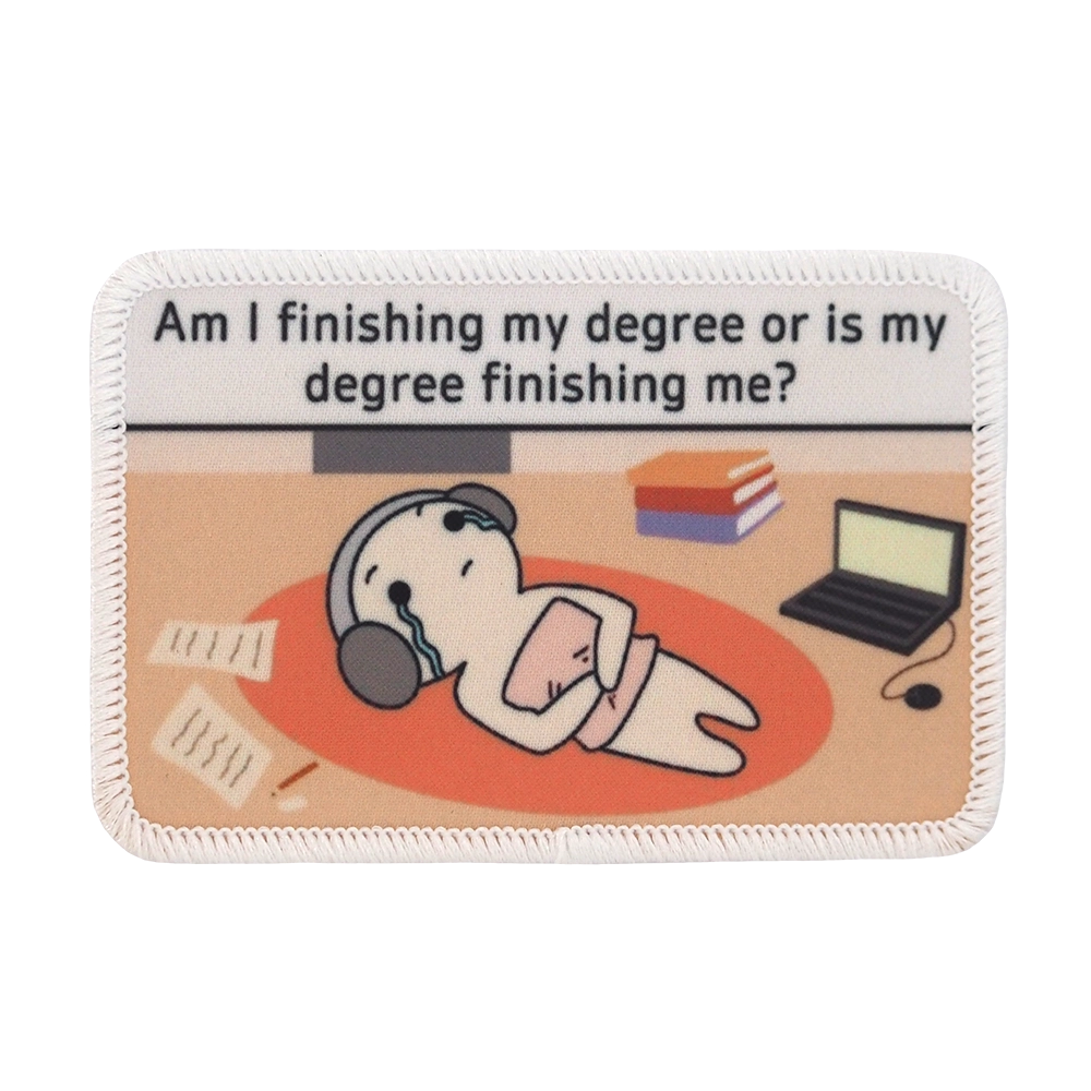 bebai9.com - Painettu kangasmerkki, jossa lukee "Am I finishing my degree or is my degree finishing me?"